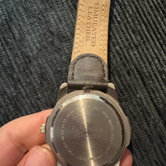 Vintage men Brown Leather Strap Watch with Black Dial needs battery - Picture 4 of 4